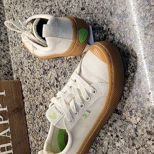 Cariuma OCA Women's Cream Canvas  Sneakers Size 6 Sustainable Organic, Gum Sole